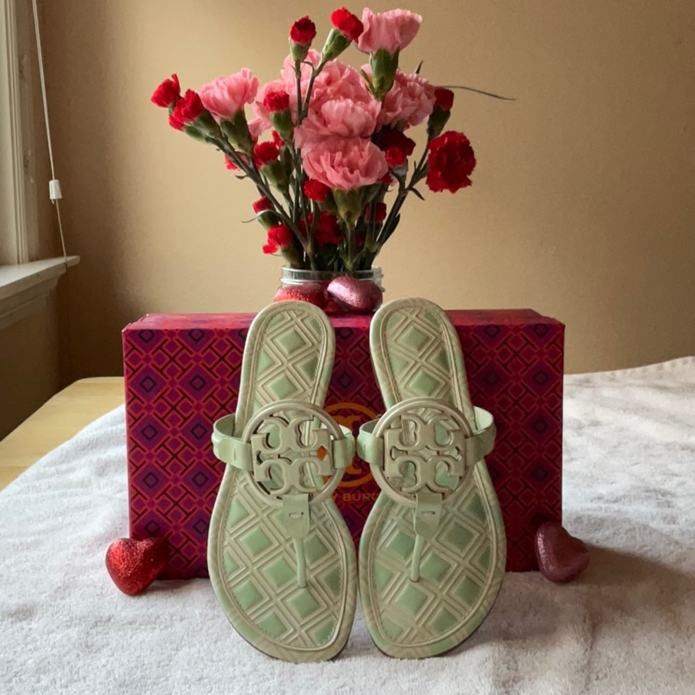 💚 TORY BURCH METAL MILLER SANDALS 💚 - Picture 8 of 16